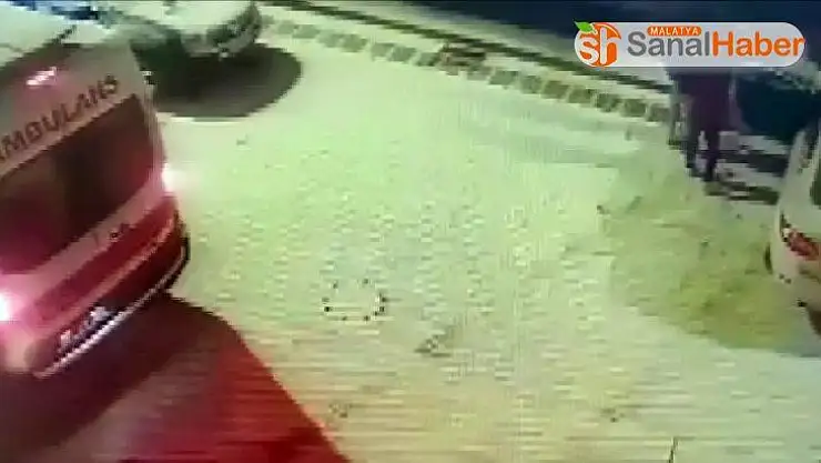 Buzda kayan otomobilin kaza anı kameralara yansıdı