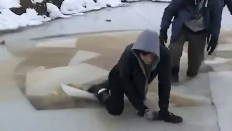 'Buzda oyun oynayan çocuklar suya düştü'