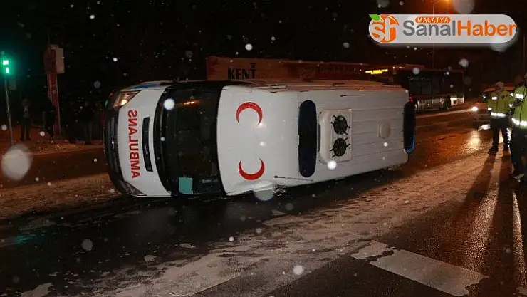 Buzlu yolda takla atan ambulans 2 otomobile çarptı