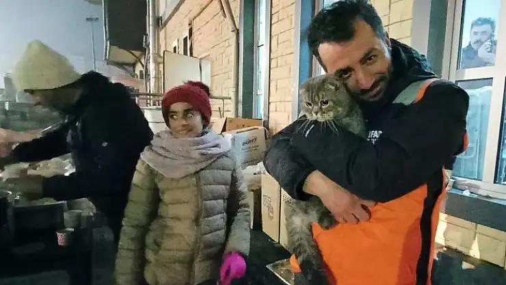 'Çadır kentin neşesi oldu: Terk edilen kediyi AFAD gönüllüleri sahiplendi'