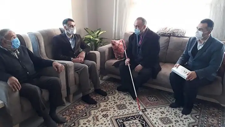 'Camide beş vakit namaz kılan engelliye ziyaret'