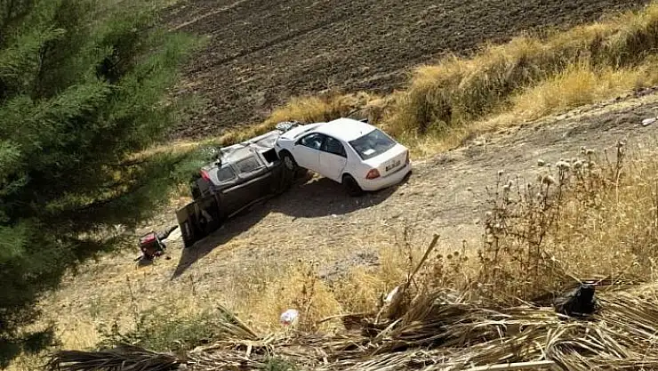 'Çarpışan araçlar şarampole yuvarlandı'