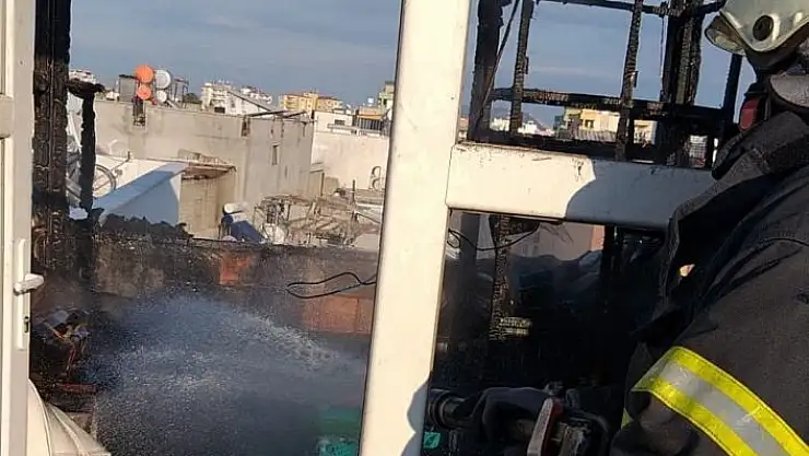 'Çatıdaki kullanılmayan malzemeler yandı'