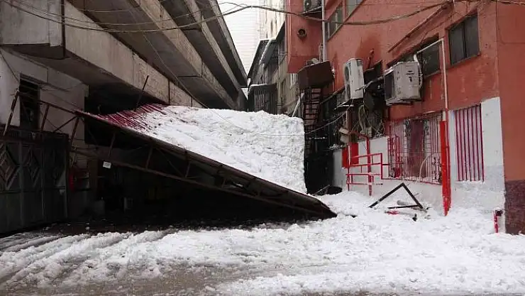 'Çatıdan düşen kar kütleleri yan taraftaki çatıyı çökertti'