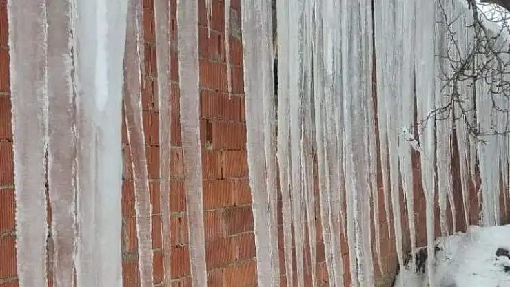 'Çatılarda 2 metrelik buz sarkıtları oluştu'