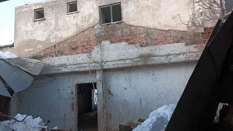 'Çatının altında kalan kanatlı hayvanlar telef oldu'