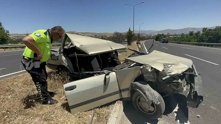 'Çekiciye çarpan otomobil hurdaya döndü: 1 yaralı'