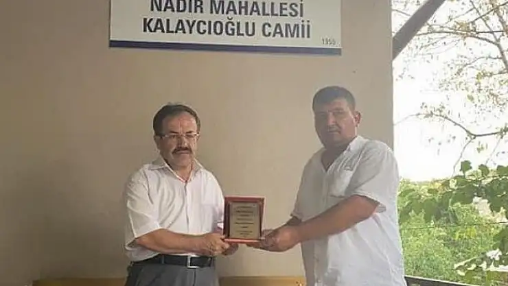 'Çeyrek asırdan fazla aynı yerde imamlık yapan din görevlisine plaketli uğurlama'