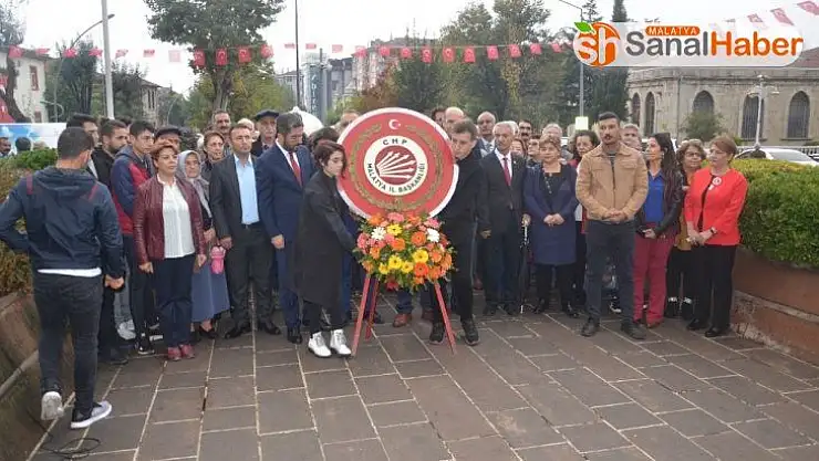 CHP, 29 Ekim Cumhuriyet Bayramı nedeniyle Atatürk Anıtı'na çelenk sundu