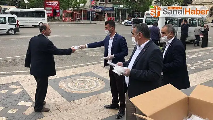 CHP Adıyaman Teşkilatı maske dağıttı