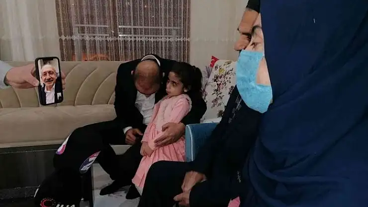 'CHP Genel Başkanı Kılıçdaroğlu, Elazığ depreminin simgesi ´Yüsra Bebek´ ile görüştü'