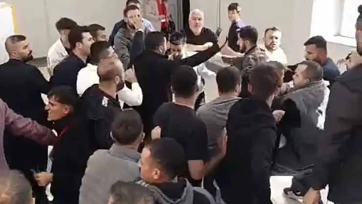 CHP İl Kongresi'nde yumruklar havada uçuştu