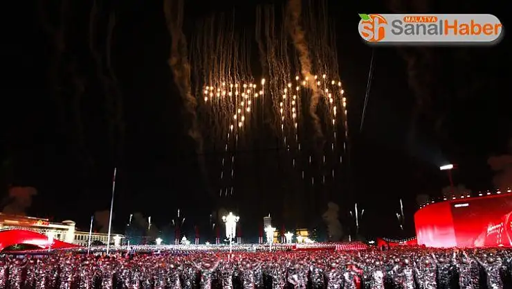 Çin'de kuruluş kutlamalarında muhteşem havai fişek gösterisi