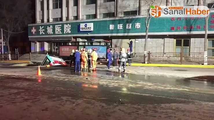 Çin'de yol çöktü, otobüs içine düştü: 6 ölü, 15 yaralı