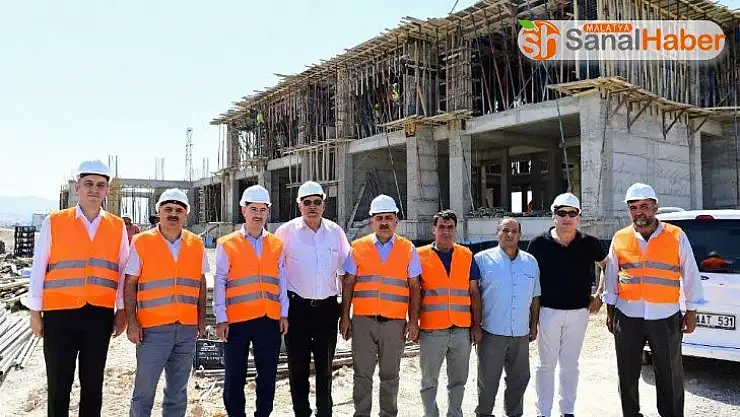 Çınar, yapımı devam eden Gençlik Merkezi'ni inceledi
