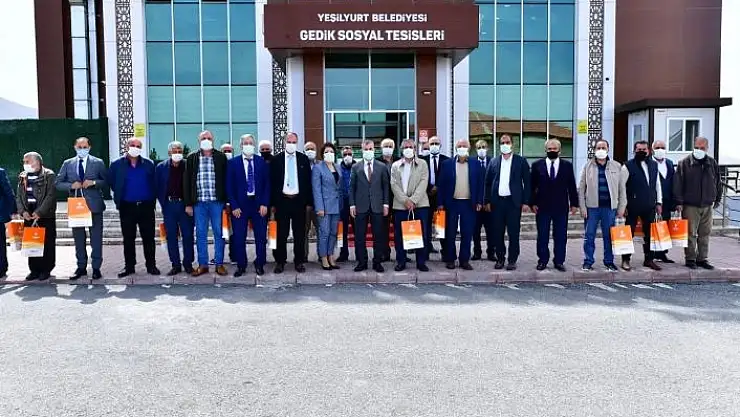 'Çınar, Yeşilyurt Belediyesi´nden emekli olan personellere plaket takdim etti'