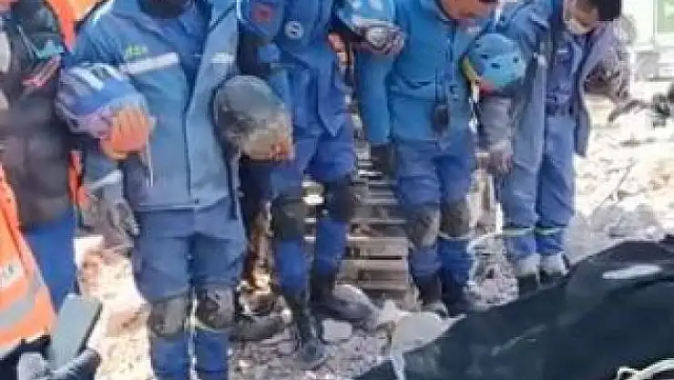 'Çinli arama kurtarma ekibinden enkaz altından cansız çıkardıkları depremzedeye son veda'