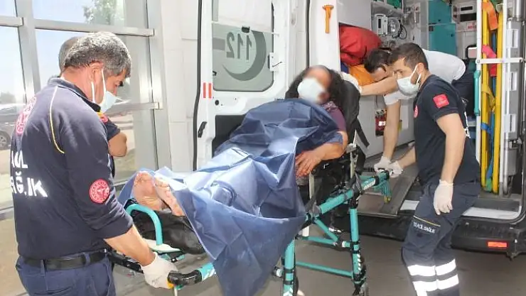 'Cinnet getiren şahıs karısını satırla hastanelik etti'