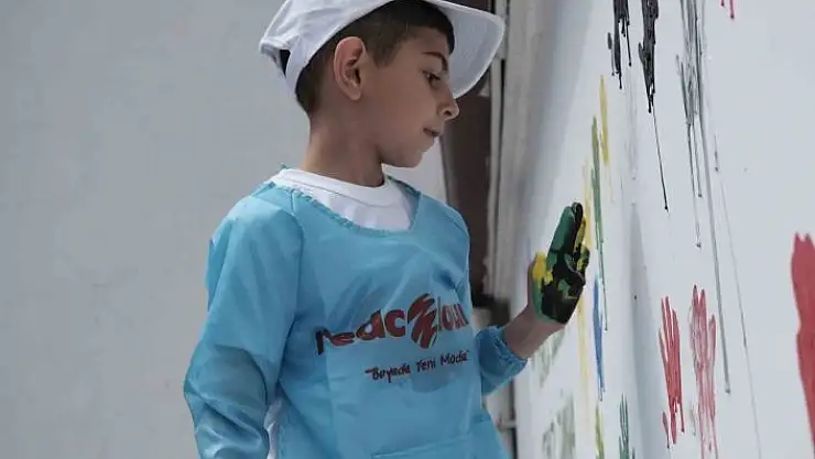 'Çocuklar kirlenmekten korkmadı, elleriyle duvar boyadı'