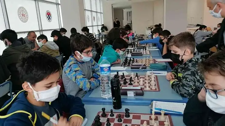 'Çocuklar satranç turnuvasında ter döktü'