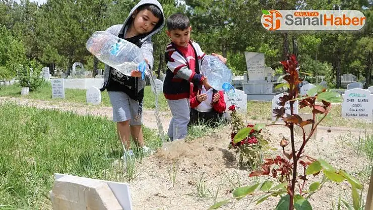 Çocuklar yarım günlük izinlerini mezarlıkta geçirdi