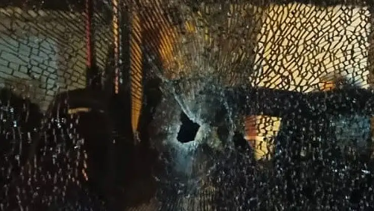 Malatya'da Şehir Eşkıyası Yolcu Otobüsünü Kurşunladı