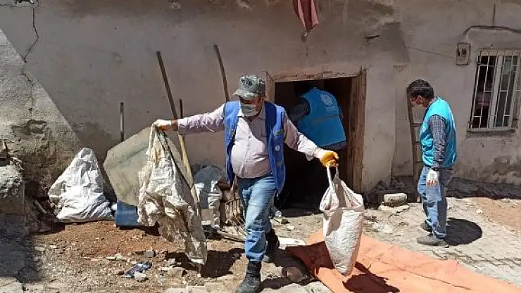 'Çöp evden 7 kamyon çöp çıktı'