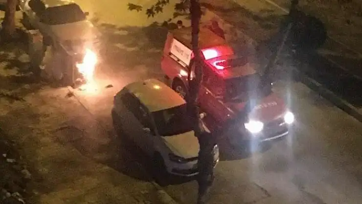 'Çöpte çıkan yangın otomobile sıçramadan söndürüldü'