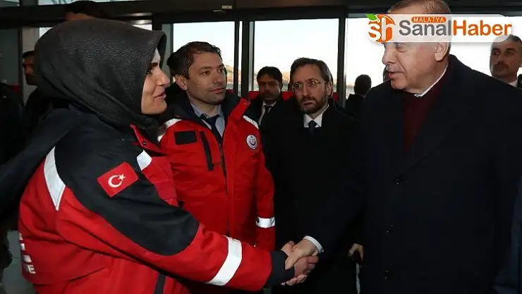 Cumhurbaşkanı Erdoğan'dan hastanedeki depremzedelere ziyaret
