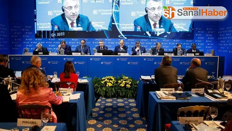 Cumhurbaşkanı Yardımcısı Oktay İtalya'da Türk vatandaşları ile bir araya geldi