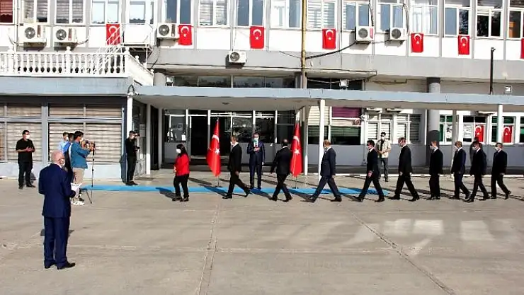 'Cumhuriyet tarihinde ilk kez tebrik kabulü açık alanda düzenlendi'
