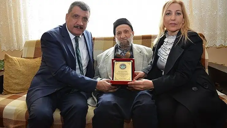 BAŞKAN GÜRKAN, ASIRLIK DEDEYİ ZİYARET ETTİ