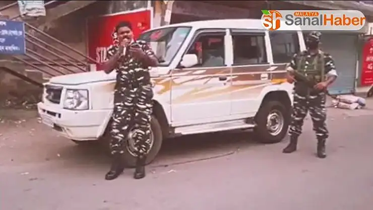 Dayak atan Hint polisi bu kez sokak sokak gezerek şarkı söyledi