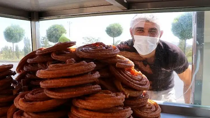 'Dede mesleğini böyle yaşatıyor, kamyoneti tatlıcıya dönüştürdü'