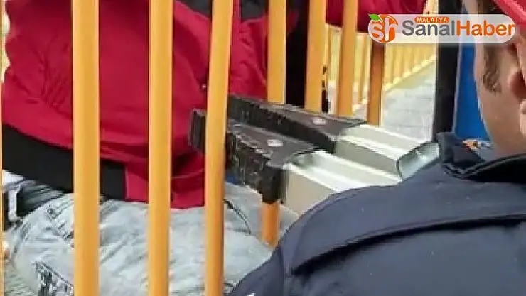 Demir korkuluğa sıkışan çocuğu itfaiye kurtardı