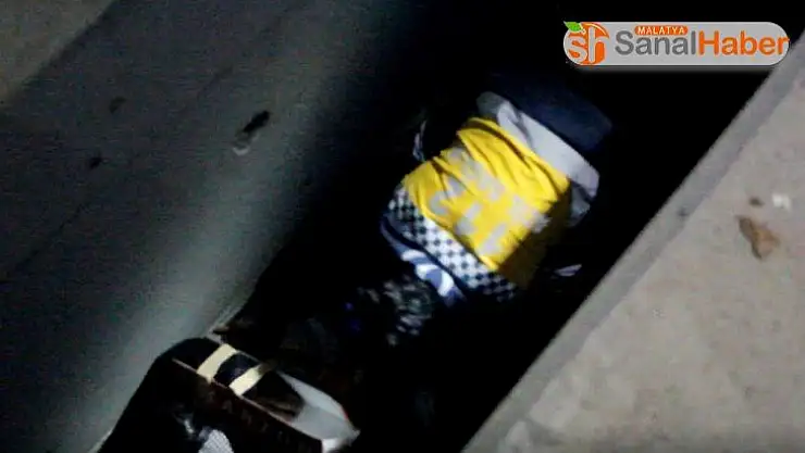 Demir yolu çukuruna düşen şahsı itfaiye kurtardı