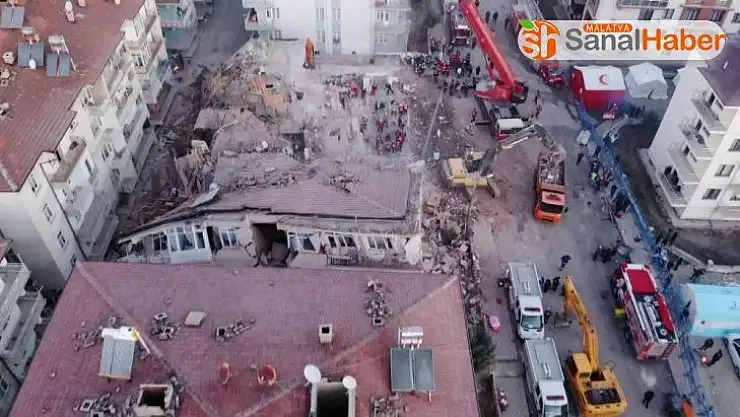 Deprem alanında sabahın ilk ışıklarıyla aramalara devam edildi