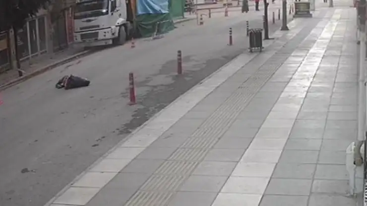 'Deprem anında pencereden atladı, o anlar kamerada'