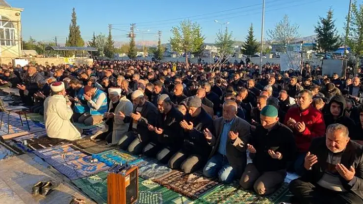 'Deprem bölgesi Adıyaman´da bayram namazında eller semaya kalktı'