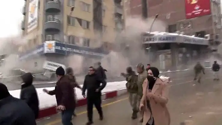 'Deprem bölgesi beşik gibi, 7,5 büyüklüğünde artçı deprem hasarlı binayı böyle yıktı'