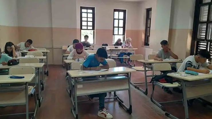 'Deprem bölgesinde öğrencilere deneme sınavları'