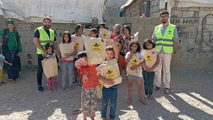 'Deprem bölgesindeki 500 yetim öğrenciye kırtasiye yardımı yapıldı'