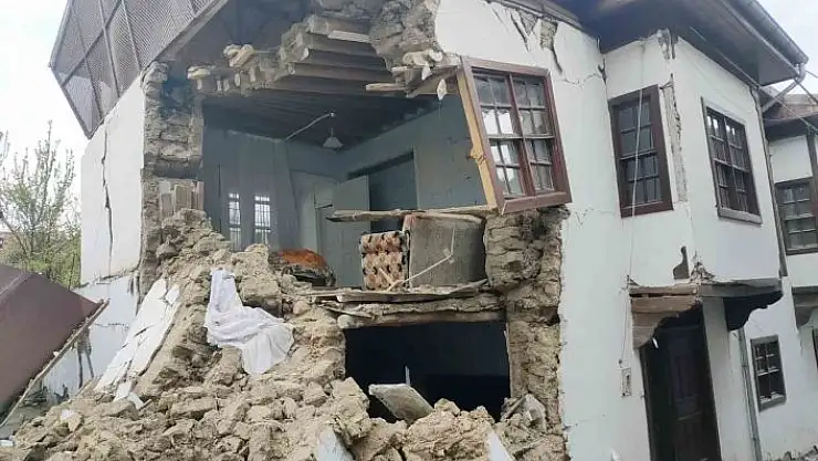 'Deprem bölgesindeki tescilli yapılara restorasyon desteğinde başvuru süresi uzadı'