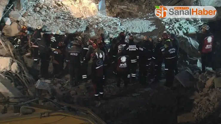 Deprem'de bir kişinin daha cansız bedenine ulaşıldı