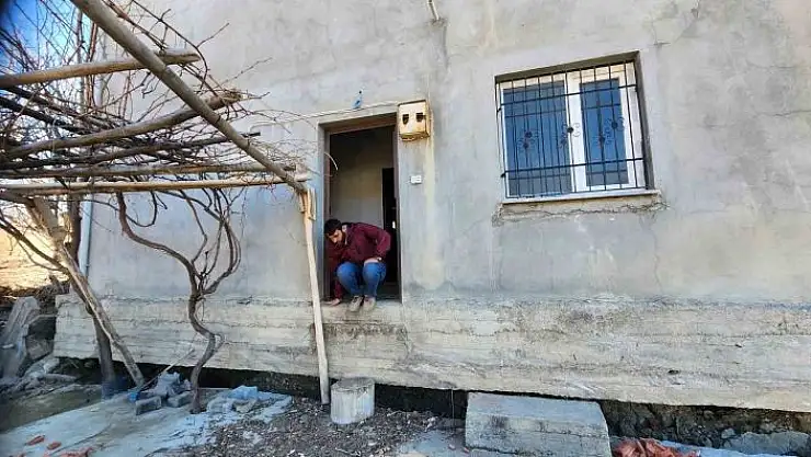 'Deprem evi yıkmadı ama 30 santim kaldırıp, 2 metre ileriye taşıdı'
