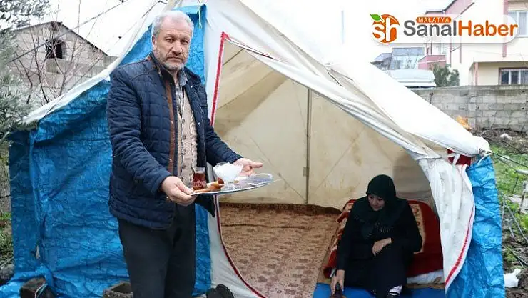 Deprem korkusundan çadırda yaşamaya başladılar