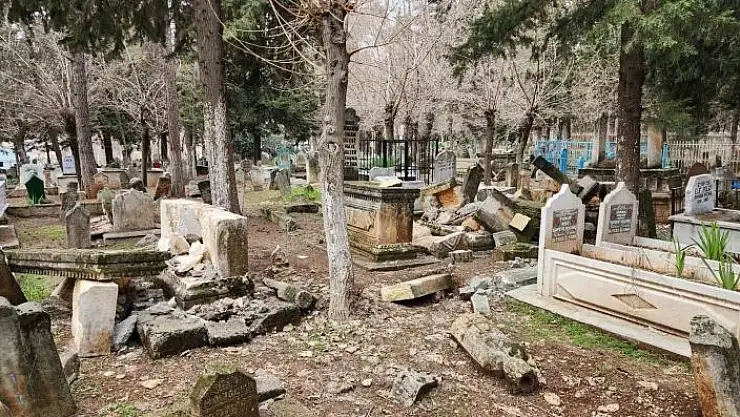 'Deprem mezarlıkları da vurdu, onlarca kabir tahrip oldu'