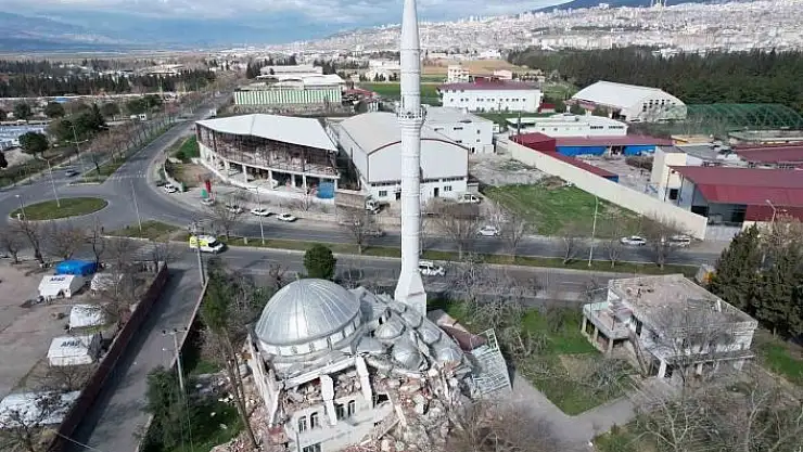 'Deprem sonrası cami yıkıldı, minaresi ayakta kaldı'