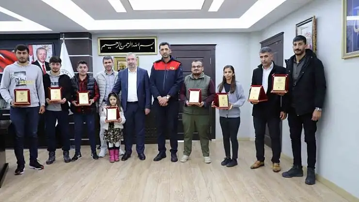 'Deprem sonrası enkaz çalışmalarına katılan gönüllüler ödüllendirildi'