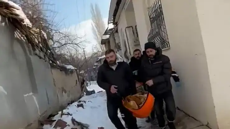 'Deprem sonrası evinde yalnız kalan Alzheimer hastası kadına sağlıkçılar ulaştı'